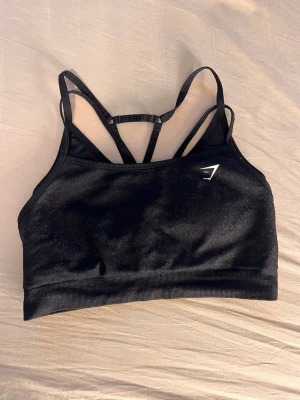 Mörkgrå sport-topp från Gymshark - Mycket bra skick, med hög support. 