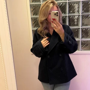 Kappa - Säljer en svinsnygg marinblå  kappa som är perfekt till hösten, funkade även för mig förra vintern utan att man frös ihjäl🙌 Använd fåtal gånger. Storlek S! Från Nelly, nypris: 799kr