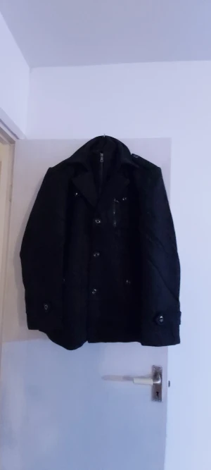 Herr Kappa Storlek XL - En herr Kappa Storlek xl i färgen svart perfekt för en stilig outfit. OBS! Den är helt ny utan prislapp, aldrig använd och den fraktas 24 h efter betalning