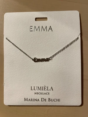 Halsband med namnet Emma - Helt ny, jätte bra kvalitet! Köpt för 250kr, priset kan sänkas men helst inte. Skriv privat om man har frågor! 
