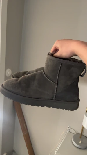 Grå UGG boots i mocka - Säljer ett par Ugg i str 41-42. Väldigt sparsamt använda och har sällan blivit använda och av den anledningen säljs dom. Allt og ingår