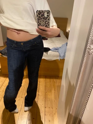 Mörkblå Lee jeans bootcut - Använda men det är endast defekter på längderna vilket man kan se på bilderna! 😊