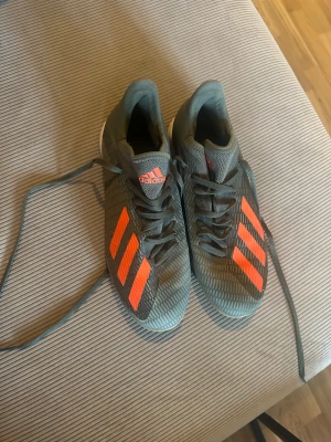 Inomhus fotbollsskor  - Knappt använda inomhus fotbollsskor i storlek 39,5.