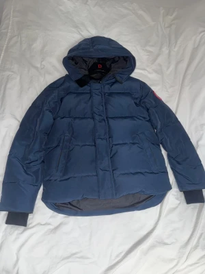 Canada Goose Macmillian - Canada goose Macmillian Pufferjacka. Skick 10/10, använd ett fåtal gånger men inget täcken av användning. Säljs pga av att jag köpte fel modell. Skicka ett pm vid intresse!