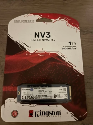Kingston NV3 PCIe 4.0 NVMe M.2 1TB - Kingston NV3 PCIe 4.0 NVMe M.2 SSD med 1TB lagring och upp till 6000MB/s läshastighet. Produkten är ny i obruten originalförpackning och passar perfekt för att uppgradera din dator med snabb och pålitlig lagring.