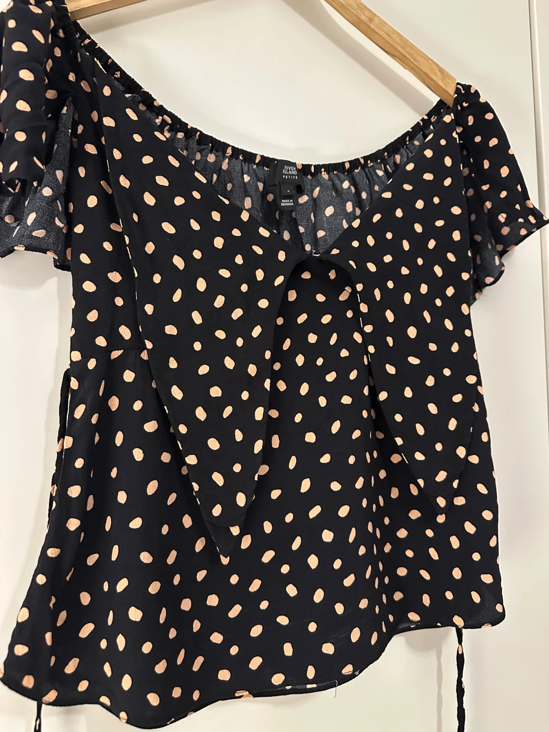 Svart prickig blus från River Island