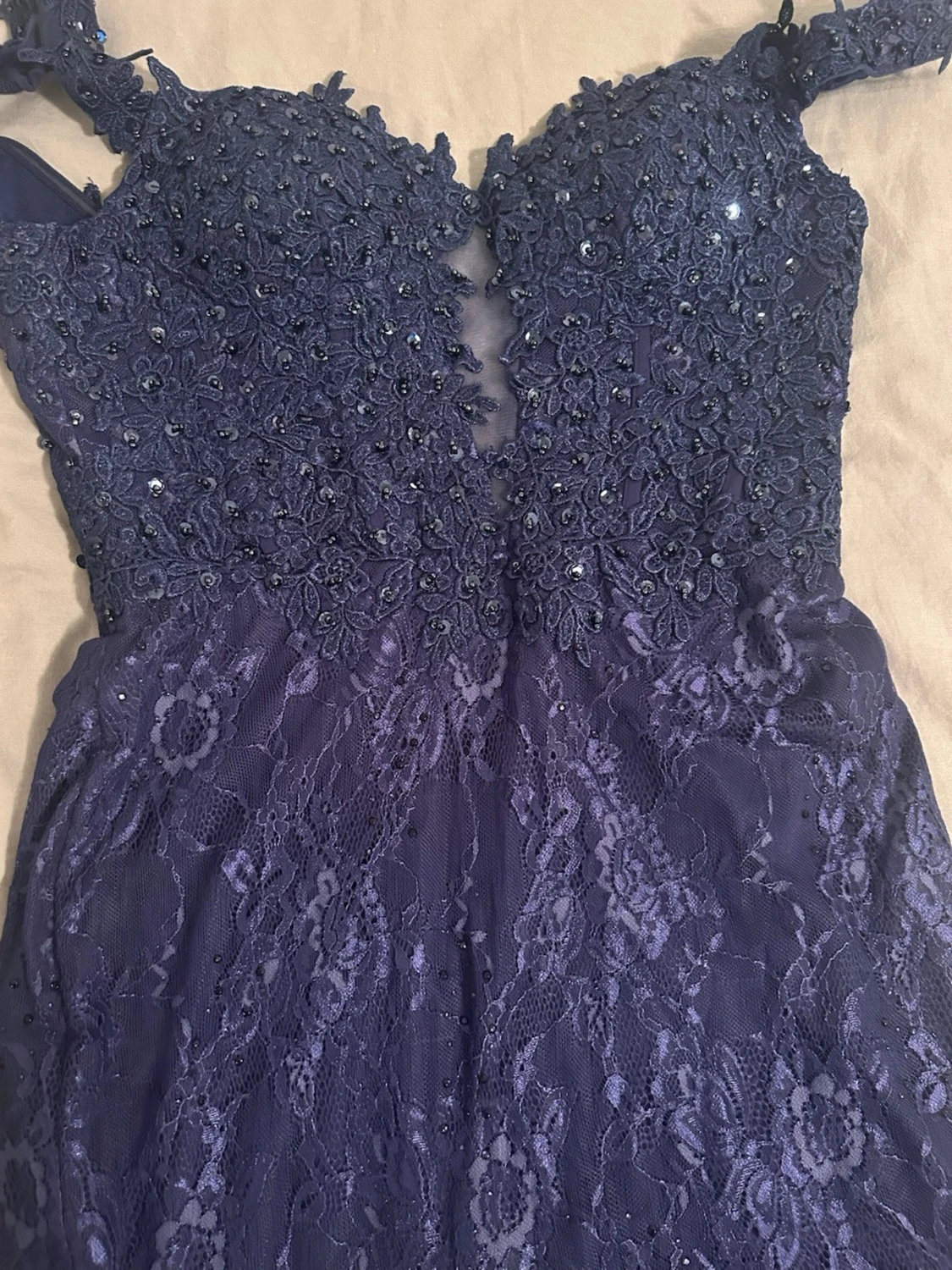 Marinblå långklänning med spets och pärlor - 3