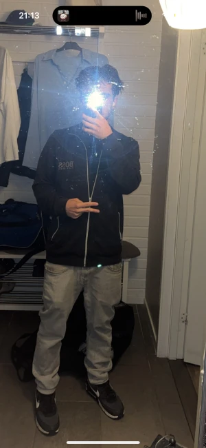 Hugo boss zip - Hej! Säljer denna zipen från Hugo boss, kvaliteten är bra, användning av den märks därav priser 250 kr storleken är M