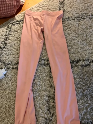 Rosa tights från 157.Funk, storlek 150 - Helt oandvända träningstights från lager 157. Ljusrosa med bara en liten rosa logga på framsidan 💕🫶🏼