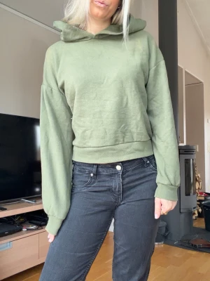Grön hoodie  - Grön tunnare hoodie med luva. Superfint färg. Muddar vid ärmar och nedrekant 