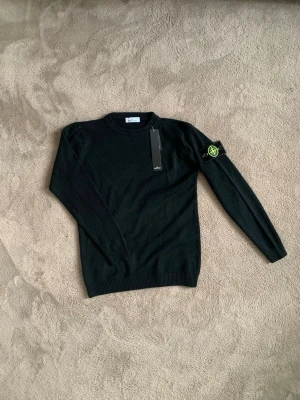 Helt Ny Svart Stone Island Tröja - Säljer denna helt nya Stone Island tröjan i svart färg, perfekt nu inför det kalla vädret❄️  Den är storlek M men skulle säga att den passar mer som S då den är slim fit och materialet är elastiskt  Vid fler frågor eller funderingar skicka gärna ett pm, Mvh
