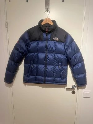 The north face  - Säljer en blå The North Face Summit Series-jacka med 800 fill power i mycket bra skick. Lätt, varm och byggd för riktigt kalla dagar med hög prestanda och kvalitet. Perfekt både för vardag och friluftsliv. Nypris runt 5000 kr.  Pris kan diskuteras. Skicks gärna, bud. 