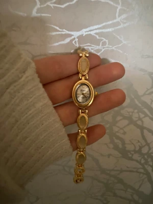 Guldklocka - Klockan är i ett perfekt skick med ett helt nytt batteri och justerbart armband som enkelt justeras hemma med hjälp av nål 📌 