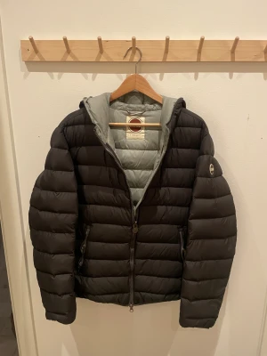 Colmar Dunjacka M - Tja! Säljer min gamla Colmar vinterjacka från förra vintern pga att jag har skaffat en ny. Den är sjukt bekväm, varm och självklart också stilren. |Storlek: M | Skick: 8.2 / 10. | Färg: mörkbrun/svart beroende på vinklar och ljus | Hör av dig vid frågor eller prisförslag, är villig att gå ner en del i pris!😊