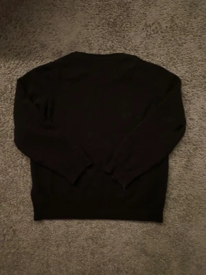 Stickad tröja från Gant - nt, Tröjan funkar för både tjejer och killar. Mjukt material och har storleken L som är samma som storlek 158/164 i barnstorlek