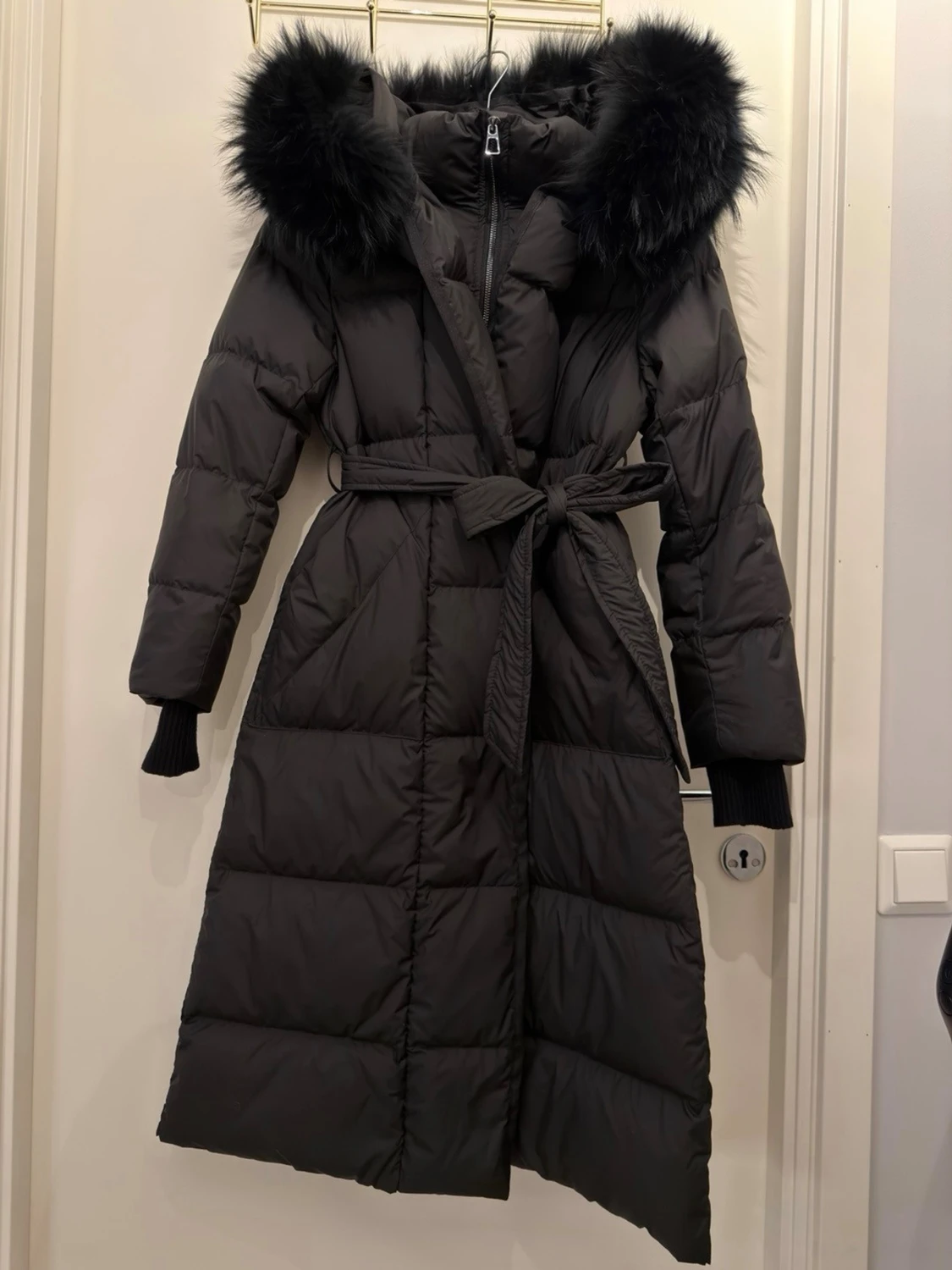 Svart lång dunjacka med päls