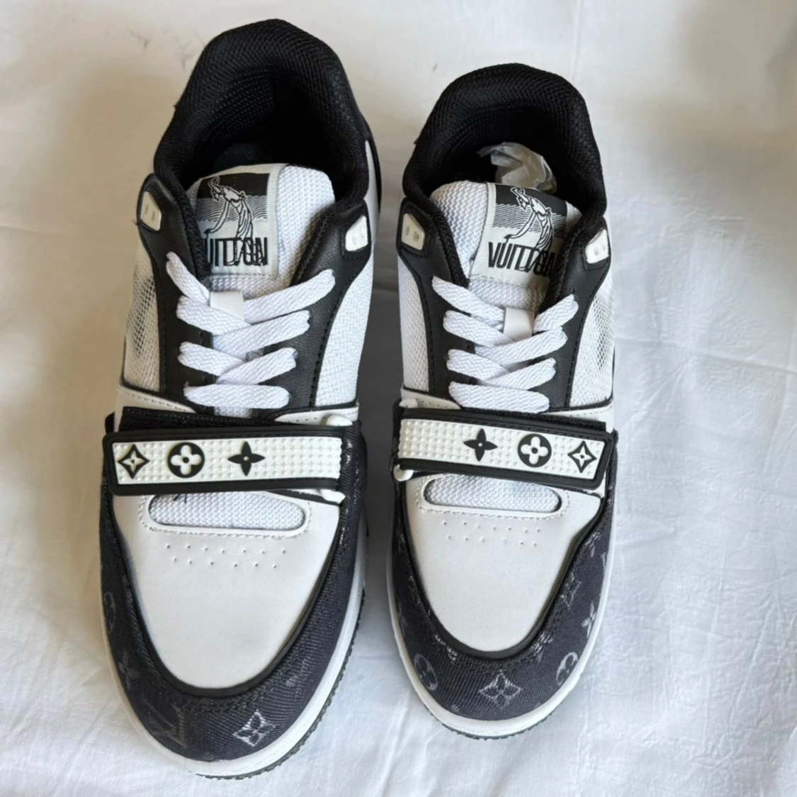 Svarta och vita Louis Vuitton sneakers