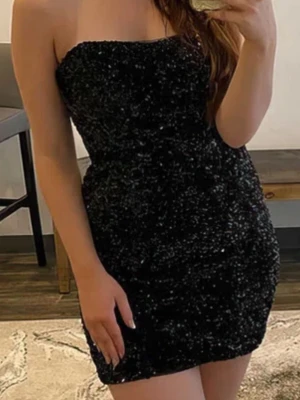 Svart paljettklänning axelbandslös - Supersnygg svart axelbandslös kortklänning med glittriga paljetter över hela klänningen. 