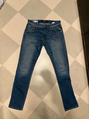 Replay Anbass jeans  - Säljer ett par riktigt sjyssta replay anbass jeans. De är i riktigt bra skick 9/10. Passar från 175- 185 skulle jag säga. Nypris ligger på runt 1300. Mitt pris 449kr. Vid frågor är de bara å höra av sig🙌