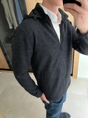 Mörkgrå hooded jacka Massimo Dutti - Snygg cardigan med luva/jacka i väldigt fint skick  —————————————————————————                                                              📐| Storlek: L                                                           👕| Märke: Massimo Dutti                                      🔎 | Skick: Väldigt bra                                            ✍🏻 | Skriv om du har några frågor