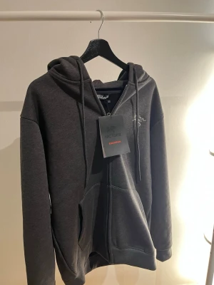 Grå Arcteryx hoodie - Säljer denna feta Arcteryx hoodien. Skick 9,5/10 bara testad, tags kvar. Vid frågor är de bara att skiva i dm. Priset är även inte huggit i sten.