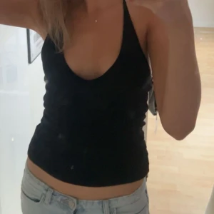 Svart topp - Säljer en superfin svart topp från Zara💕💕storlek S