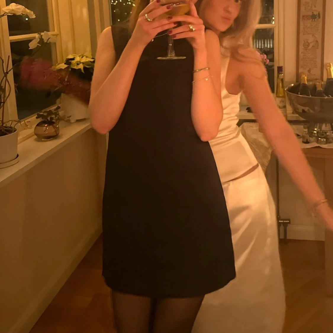 Svart kort klänning med rosett