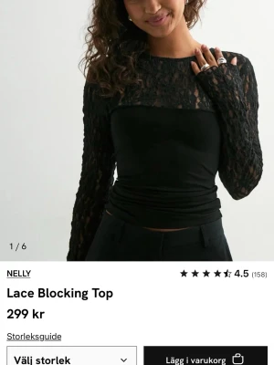 Svart spetsblus från Nelly helt ny! - Svart blus med långärmade spetsdetaljer och tight passform från Nelly. Toppen har en snygg kontrast mellan genombruten spets upptill och slät tyg nedtill. Perfekt för dig som gillar att sticka ut med coola detaljer och elegant vibe. Helt ny med prislapp kvar!