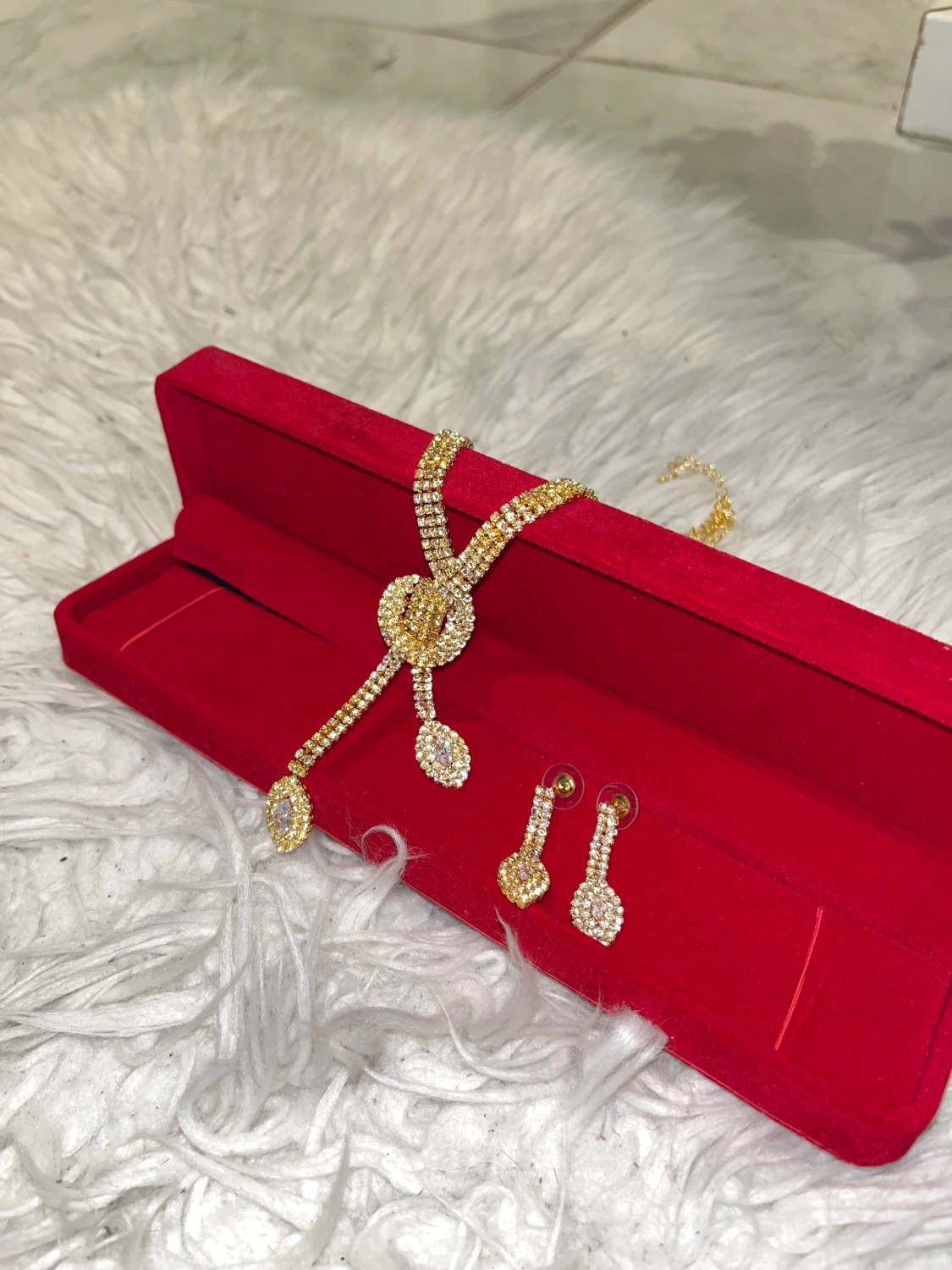 Glittrig guldväst med strassdetaljer