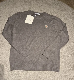 tröja från Moncler - Supersnygg grå stickad tröja från Moncler. Perfekt nu för vintern för än jätte bra peng, kom dm vid frågor!😇