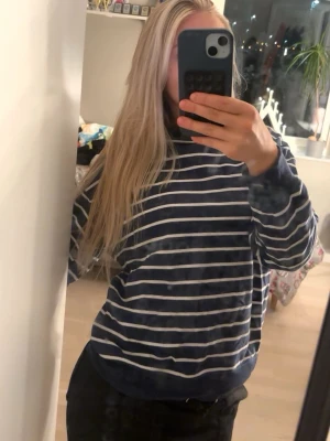 Randig marinblå tröja från Zara - Snygg långärmad tröja från Zara i marinblått med vita horisontella ränder. Tröjan har rund hals, ribbade muddar och är gjord i mjuk bomull. Perfekt för dig som gillar en chill och stilren look. Pris går att diskutera!