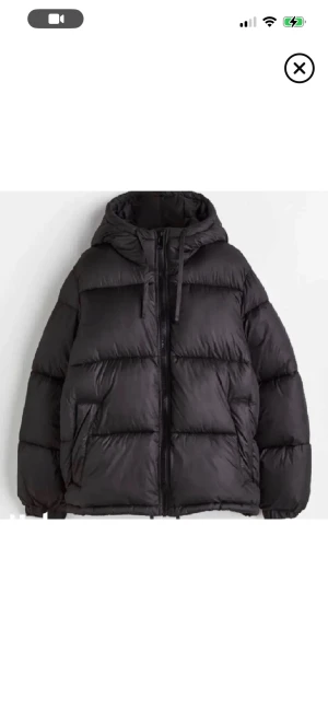 Svart pufferjacka med huva - Säljer en svart pufferjacka med huva och dragkedja framtill🤗Jackan har en oversized look, stora fickor och snörning i huvan✨Perfekt för kalla dagar när du vill hålla dig varm💕