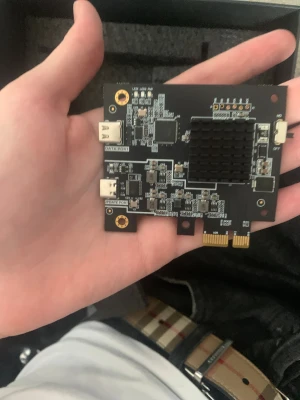DMA kort med aimdevice - PCIe USB expansionskort med kylfläns, två USB-portar (data och update), samt tillhörande USB-hub och kablar. Perfekt för att utöka USB-anslutningar i din stationära dator. Ser ut att vara i gott skick utan synligt slitage.