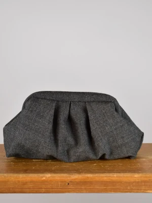 Clutchväska  - Clutchväska, perfekt till fest och vardag.  Denna väskan är gjord av grått möbeltyg på insidan och utsidan. Innuti finns en ficka där du kan lägga småsaker och du stänger enkelt med clutch ramen.  Clutchram ca 18cm bredd, bredd nertill ca 25cm, höjd ca 15cm. 