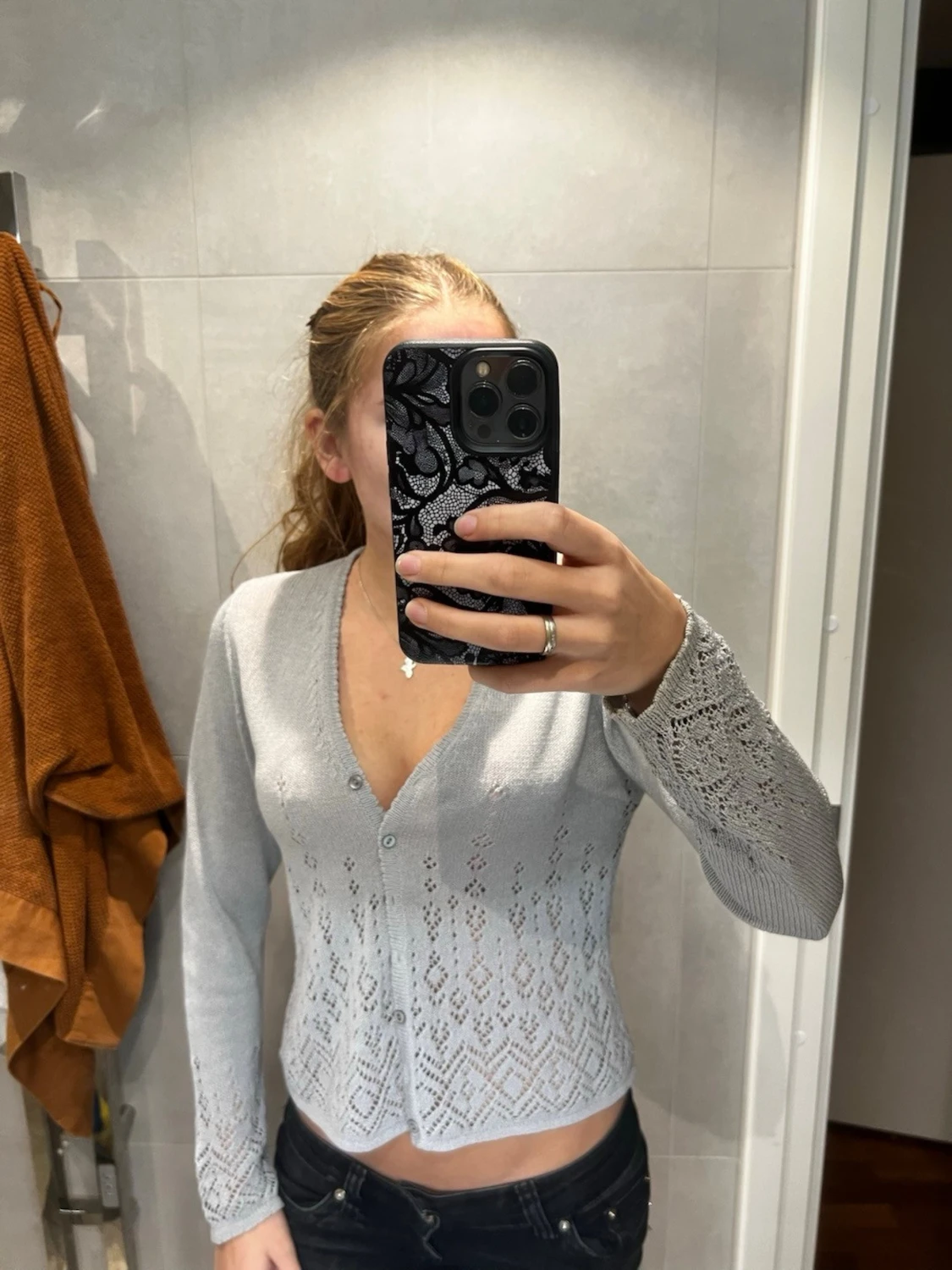 Ljusgrå stickad kofta med spetsmönster