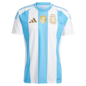 Argentina 23/24 home kit - Riktigt fet Argentina tröja perfekt till sommaren i ljusa färger med guldiga detaljer! tveka inte på att skriva vid funderingar!
