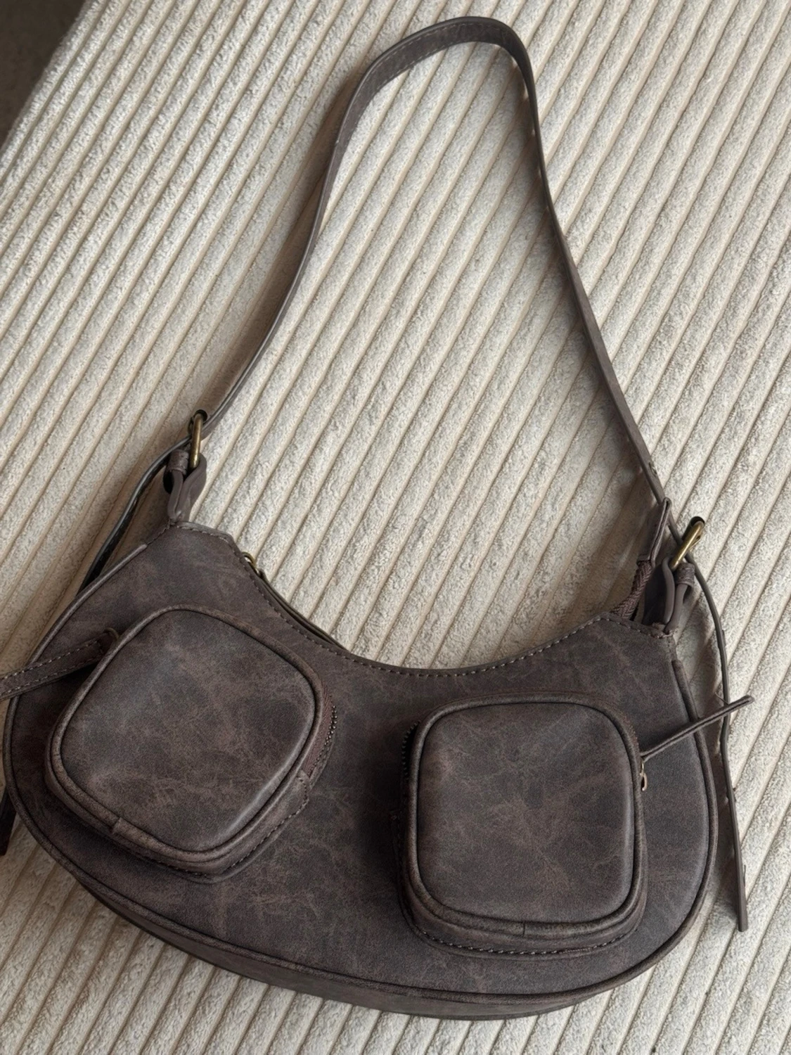 Brun axelväska i skinn med fickor - 1