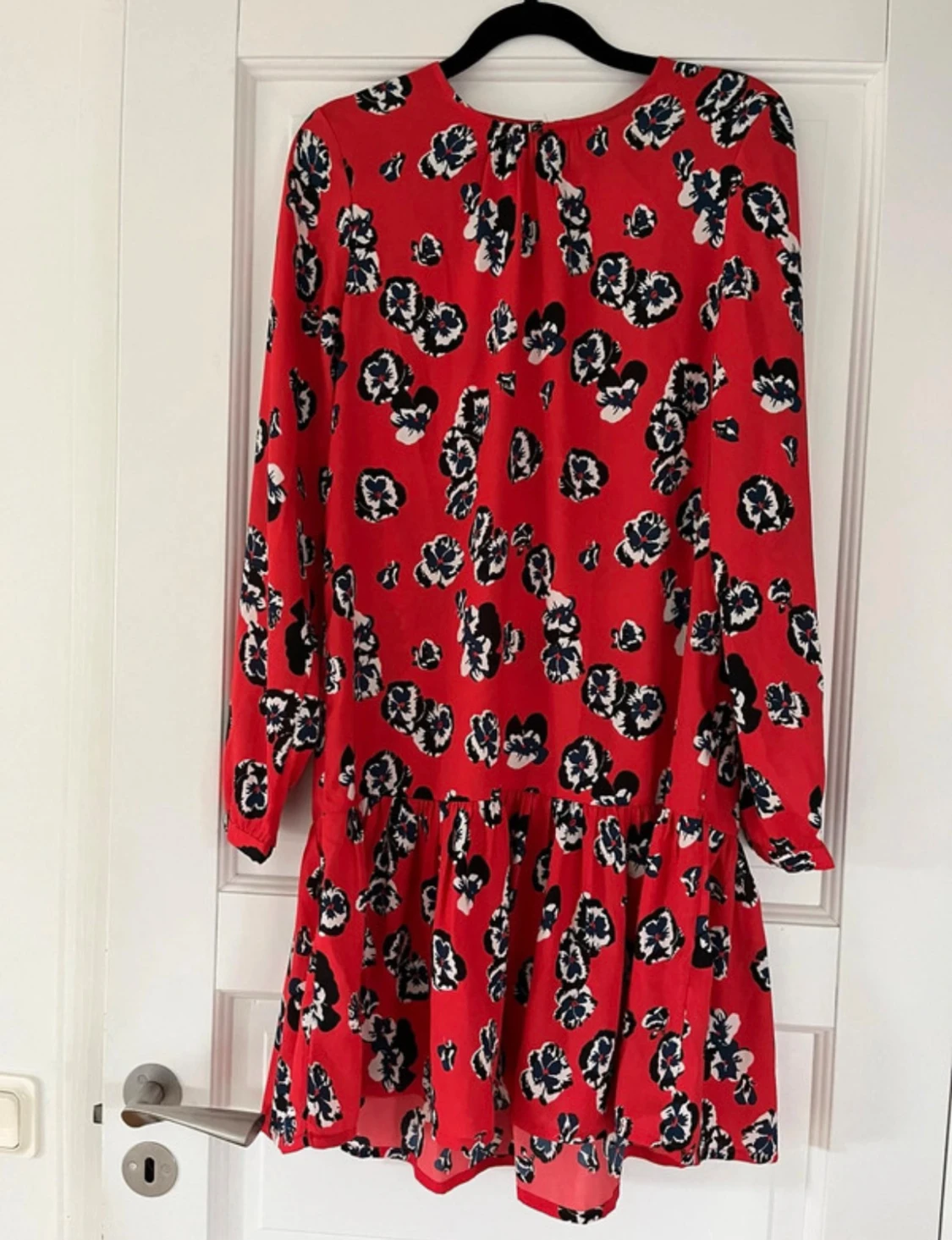 Röd blommig kortklänning - 1