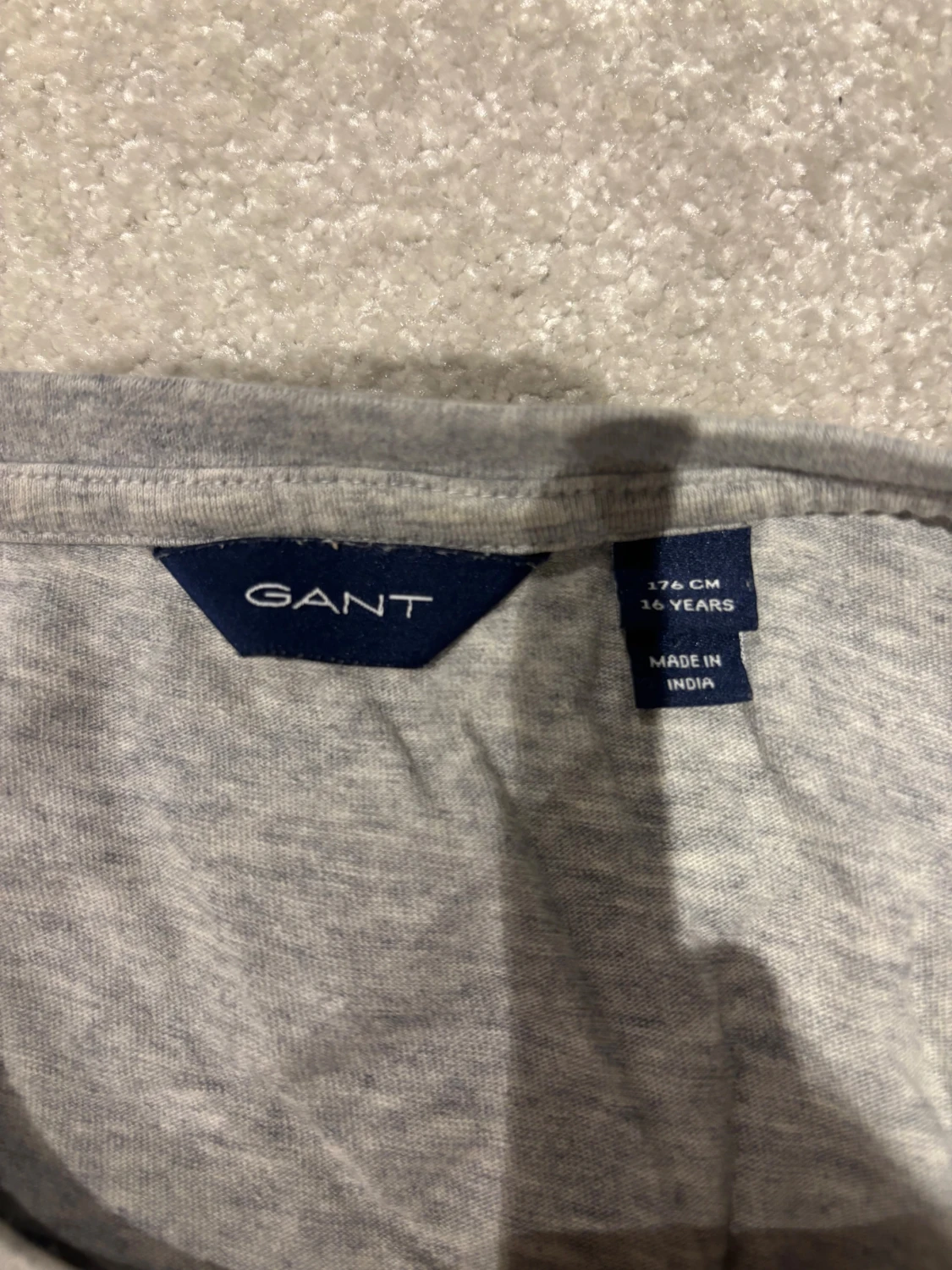 Grå t-shirt från GANT, strl 176cm - 2