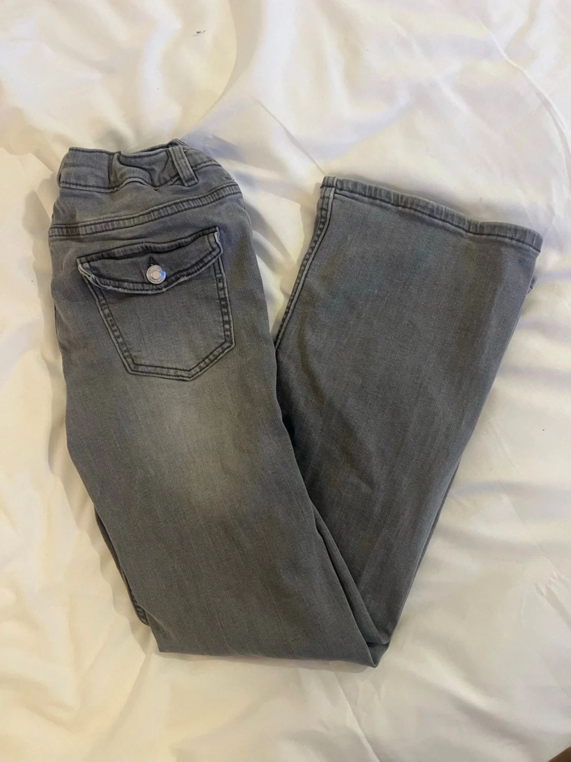 Grå bootcut jeans 