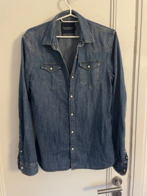 Jeansskjorta - Riktigt schyst jeans skjorta som passar bra närsom, storlek S. Snabba affär uppskattas! 