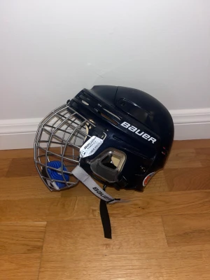 Ishockey hjälm från Bauer  - Svart Ishockey hjälm från Bauer. Modell Ture Vision II. Storlek S för barn