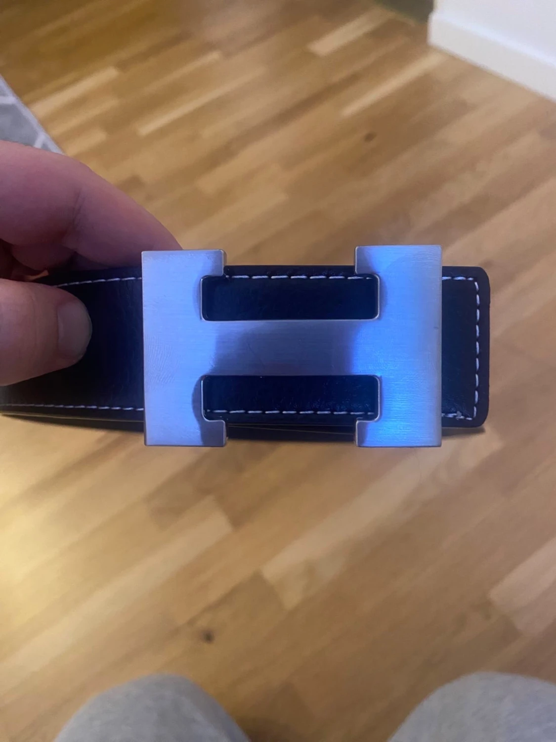 Svart skärp med H-spänne i metall - 1