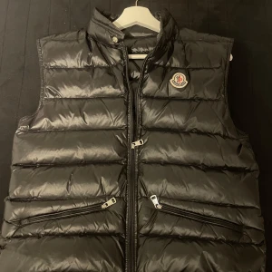 Moncler Gui väst - Säljer nu min moncler Gui väst i storlek S som bara använts ett fåtal gånger sedan hängt i garderoben så mycket bra skick. Passar mig som är 175 men börjar bli lite kort. NFC Scan finns såklart. Bara att skriva vid frågor 