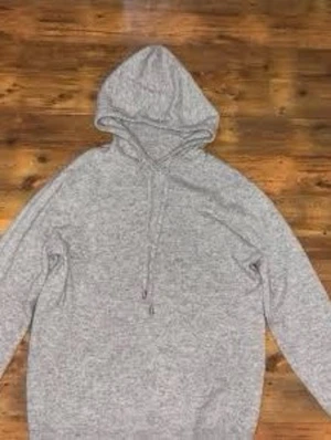 Grå Kashmir Hoodie - Säljer en riktigt fet beige kashmir/merinoull hoodie i storleken S. Den är i nyskick. Tröjan är i toppkvalite och är blandning mellan kashmir och merinoull. Skriv om du har några funderingar (mått, passform, pris, bilder). Mvh KC Closet.