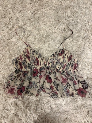 Blommig linnetopp från Zara - Supersöt linnetopp från Zara med blommigt mönster. Är i m men passar som s. Säljs ej längre! 