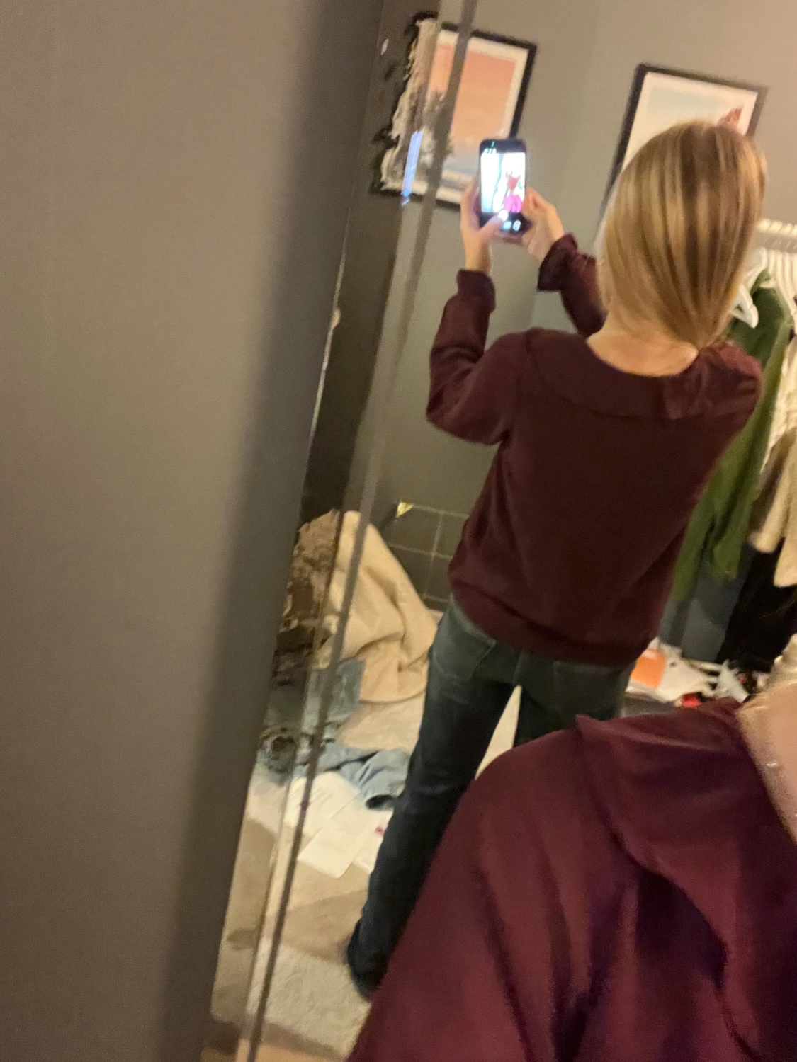 Vinröd blus med volangdetalj - 1