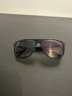 Rayban Boyfriend  - Helt nya, hel svarta, Rayban Boyfreind, endast glasögonen följer med vid köp. Hör av dig vid minsta lilla fundering! 