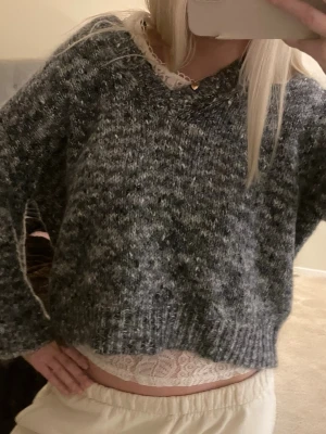 Grå stickad tröja från OneTeaspoon - Mysig grå stickad tröja från OneTeaspoon. 