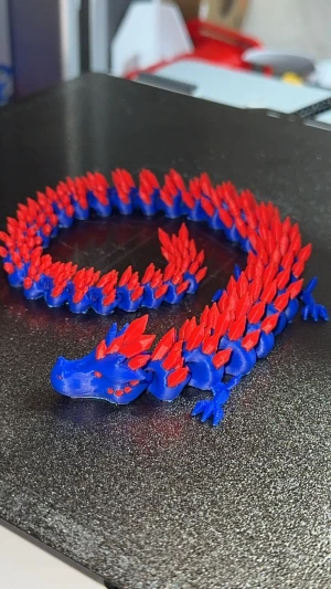 3D-Printad Röd och Blå 36cm lång drake - En extremt vacker version av den 3D-Printade 36cm lång kristalldraken. Denna flexibla kristalldrake är tillverkad i 2 färger, röd och blått.  Den tar mycket längre tid och material för att tillverka så därför kostar den mer än de enfärgade versionerna av 36cm långa kristalldraken.  Men denna skulle jag nog säga är 💯 värt det för priset!    (Har även andra färger som kan kombineras, meddelanden)
